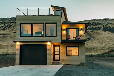 Image de Wild Horse - hot tub, fire pits, game room, Ev charger, 15 min to the Gorge