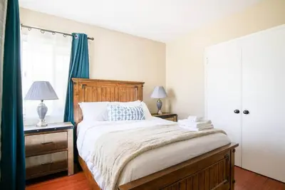 Image de Bright Bliss Retreat: 3-Bedroom, 1-Bathroom Retreat near La with High-Speed Internet, Central Ac, Full Kitchen, and On-Site Laundry.
