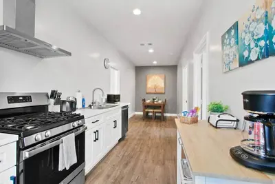 Image de Cozy Urban Retreat: with King and Queen Beds, 1. 5 Baths, Well-Equipped Kitchen, Private Backyard, and a Designated Parking Space.