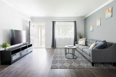 Image de Spacious Sleek New Home in Azusa w/ 2 King Beds, 2 Luxurious Baths, Full Kitchen, and Gated Parking Spot.