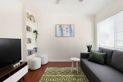 Image de Bohemian Inspired Home: with a Roomy Queen Bed, High-Speed Internet, Your Own Patio, and On-Site Laundry.