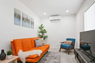 Image de San Gabriel Private Retreat: 2 Queen Bedrooms with Gazebo Bbq Patio, High-Speed Internet, and Secure Gated Parking.