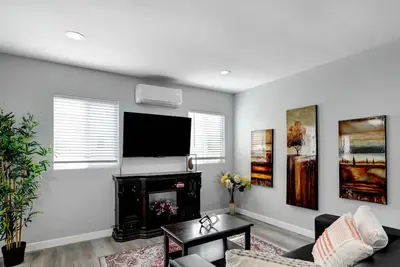 Image de Hummingbird's Homey Hideaway: 2br Urban Retreat with King Bed, Split Ac, Spacious Patio, and Convenient Parking!