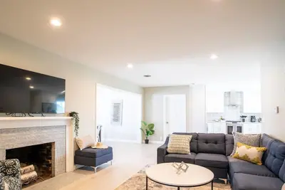 Image de Modern Serenity Space • Bbq with High-Speed Internet, Workspace, & Cool Ac