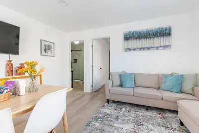 Image de Balance Work and Wanderlust in this 2br Retreat with a Cozy Workspace and Fast Internet in a Central Location.