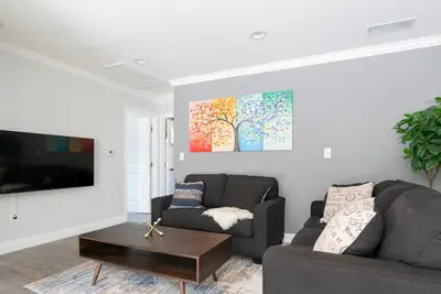 Image de Modern Cozy Getaway: Featuring Two King and One Queen Beds, Three Bathrooms, Central Ac, Washer\/Dryer, and a Parking Space Just Steps Away.