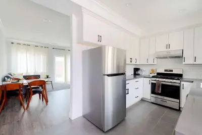 Image de Modern Space Hideaway : w/ 2 King Beds, 2 Baths, Full Kitchen, a Pull-Out Sofa, with Backyard Patio and Gated Parking.