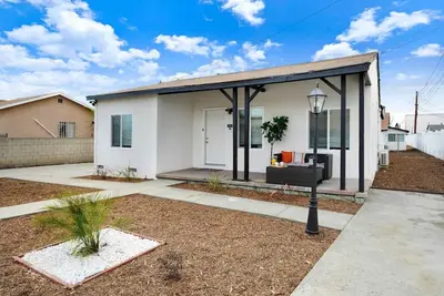 Image de Stay in Comfort & Style: 3br Gated Oasis with Ac, Full Kitchen, and Relaxing Front Yard Patio.