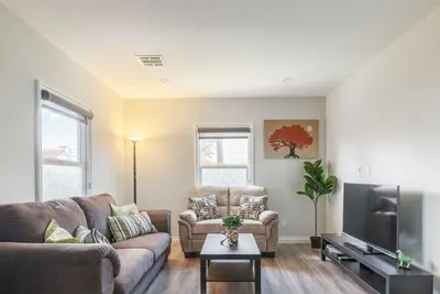 Image de Serene Gem in La: 4 Bedrooms with a Walk-In Closet, Streaming Options, High-Speed Internet, and Front Yard Oasis.