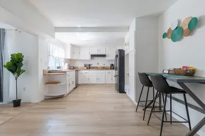Image de Discover spacious comfort in this 4br, 3-bath retreat featuring a sun deck, dedicated workspace, and thrilling ping-pong entertainment.