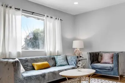 Image de Modern Comfort & Convenience: Spacious 2br Retreat with King and Queen Beds, Fully-Equipped Kitchen, Streaming Services, and Gated Parking.