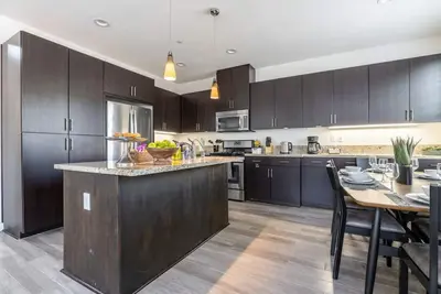 Image de Discover comfort and convenience in this spacious 3-bedroom, 2. 5-bathroom townhouse with king-sized beds, high-speed internet, a 2-car garage, and a prime central location.