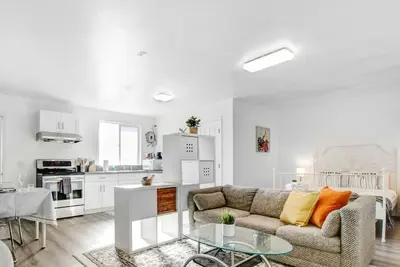 Image de Cozy Studio in Downtown: Stylish Queen Studio with Parking & Streaming – Ideal Weekend Getaway.