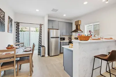Image de City Vista Hideaway: Spacious 2-story back house. Relax with a 65” Smart Tv, Unwind on the Balcony,