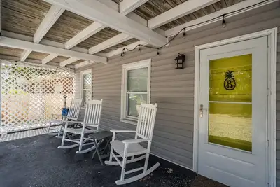 Image de The Yellow Door is a 2 Bdrm 1 Bath Unit Sleeps 5 - Linens Included!