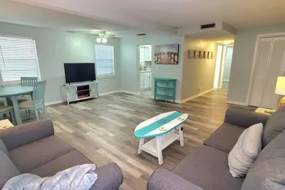 Image de New! Luxurious King Bed! 10 Steps to the Beach!