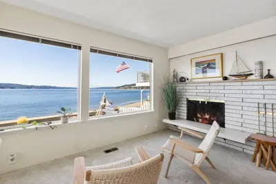 Image de Beachfront Historical Home in University Place!