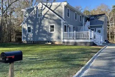 Image de Short drive to all Falmouth has to offer from this newly renovated cozy home!