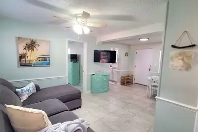 Image de Sweet Air! 10 Steps to beach! Luxurious King Bed!