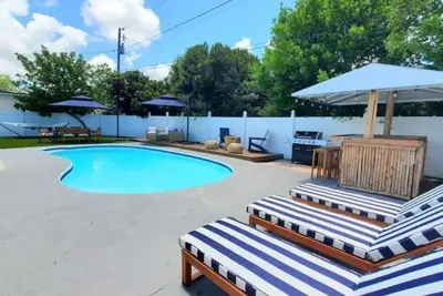 Image de Backyard Oasis! Fully remodelled and professionally furnished! 4 min to beach!