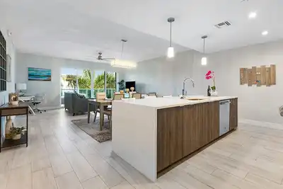 Image de New Luxury Condo with King Bed minutes from the beach