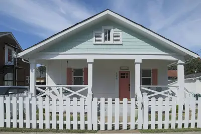 Image de Charming Historic Home | Walk to Northshore