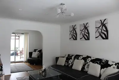 Image de A spacious 4 bedroom house equipped with modern amenities and free parking.