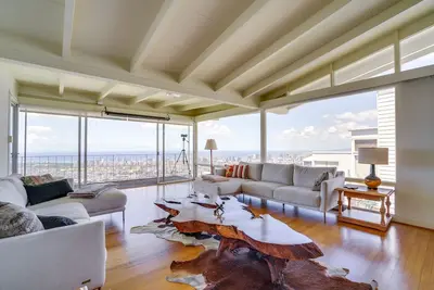 Ocean + Skyline Views: Honolulu Retreat