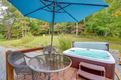 Image de ‘The Sunrise Cottage’ w\/ Hot Tub, 3 Mi to Downtown