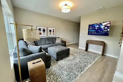 Image de New Construction Townhome - 3 King Beds\/2. 5 Bathroom!