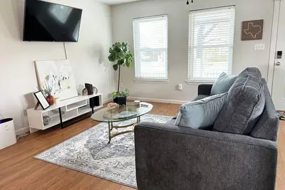 Image de 2 bed 2 bath Modern Farmhouse in Old Town Spring