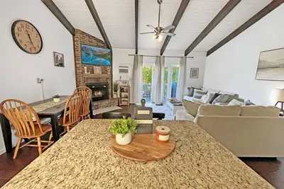 Image de sleeps up to 8 people. 5 mins from ski resort, sauna&fireplace!