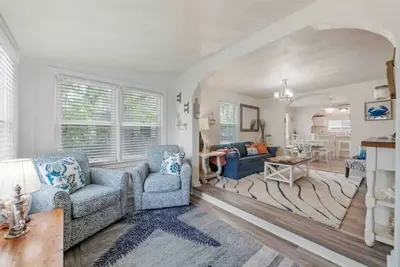 Image de Beach Bungalow - 1 Block to Beach - Pets Welcome<br>