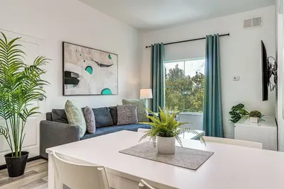 Image de 1 Mi to Disney World: Modern Orlando Condo!