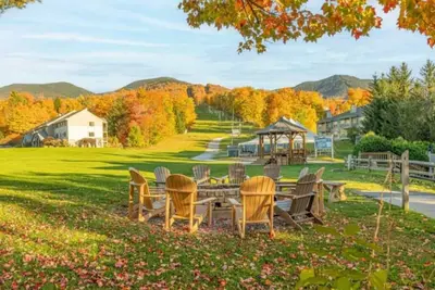 Image de Enjoy all that Autumn in Vermont has to offer! Fall Foliage at Smugglers Notch!
