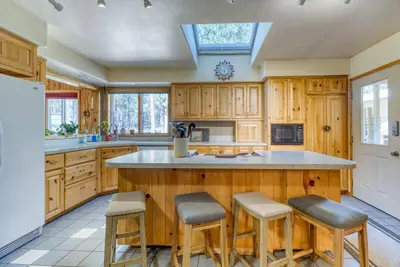 Image de Adorable House that sits on an acre with a wraparound porch.