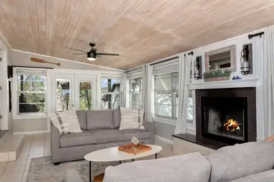 Image de Wine Down River | 2\/2, sleeps 8 | Hot tub, pet friendly, river access, kayak & fish!
