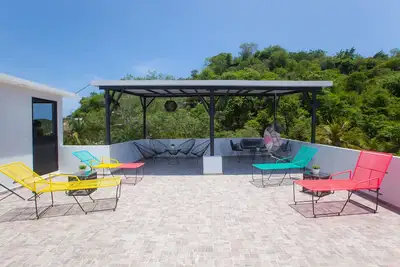 Image de Well located studio ideal for mid and long term stays. 1 block from main street