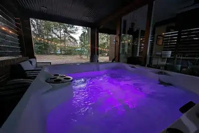 Image de *Luxe*Hottub*Firepit*Superhost*Walk2DTMatthews*Ev*