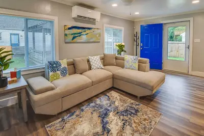 Image de Walk to Beach: Hampton Home w/ Grill!