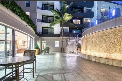 Image de Sunnyside Up! Gorgeous Pool View with Balcony