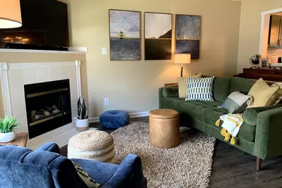 Image de Tranquil Mid-Century on Meadow: Joyfully and passionately created to enjoy.
