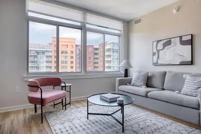Image de Upscale Potomac Yard 2br w/ Rooftop & W/D, nr Restaurants, by Blueground