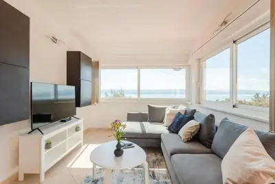 Image de Appartement de quatre chambres avec la terrasse et la vue sur le mer Marusici, Omis (A-21377-a)
