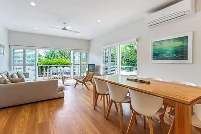 Image de Location, location, Sunshine Beach