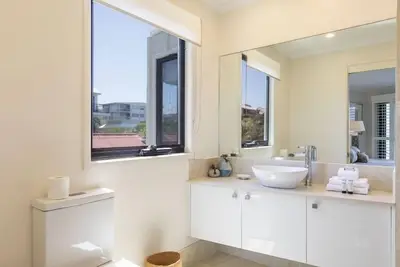 Image de Wake up to ocean views in stylish comfort, Sunshine Beach