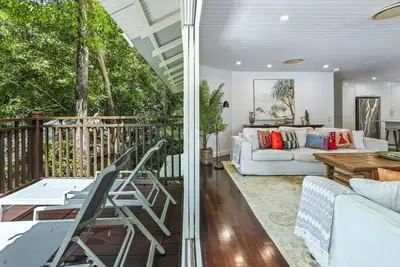 Image de Dual-living amongst the rainforest in Little Cove