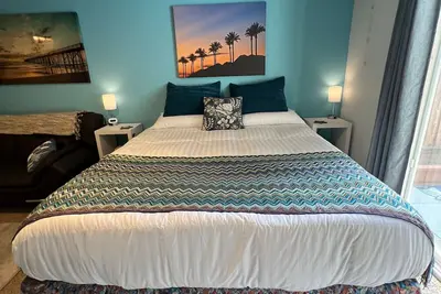 Image de Deluxe Guest Suite w/ private yard, king bed, sofa bed, desk, next to a park!