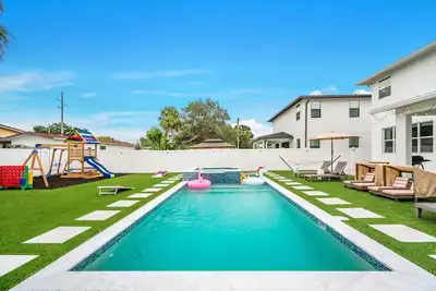 Image de Luxury home w Heated Pool, Gym & More Amenities