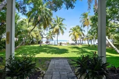 Image de Entire Compound on Gated Bayfront Property